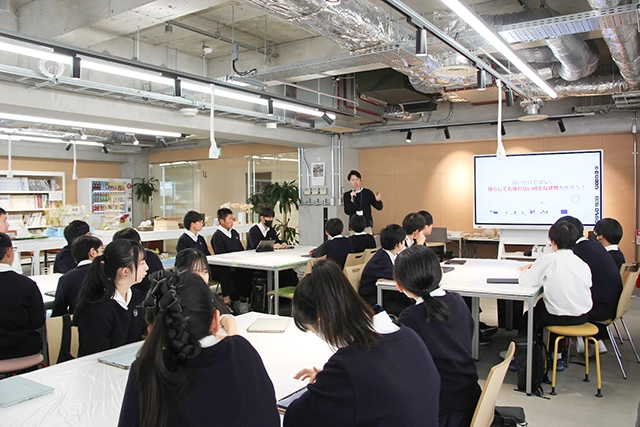 オフィスで説明を受ける受講生たち