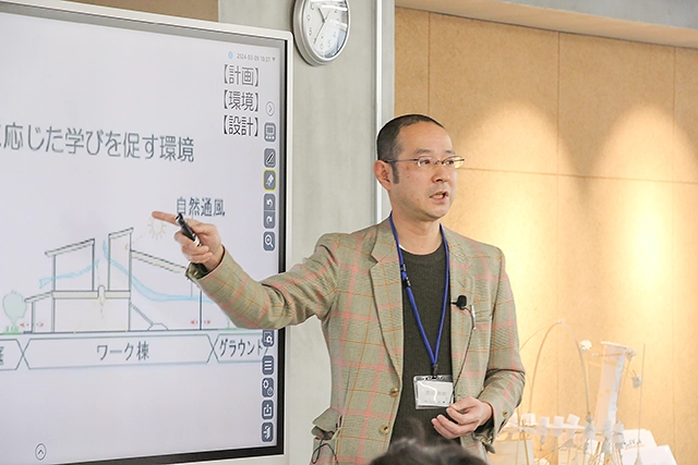 建築の仕事について説明する講師