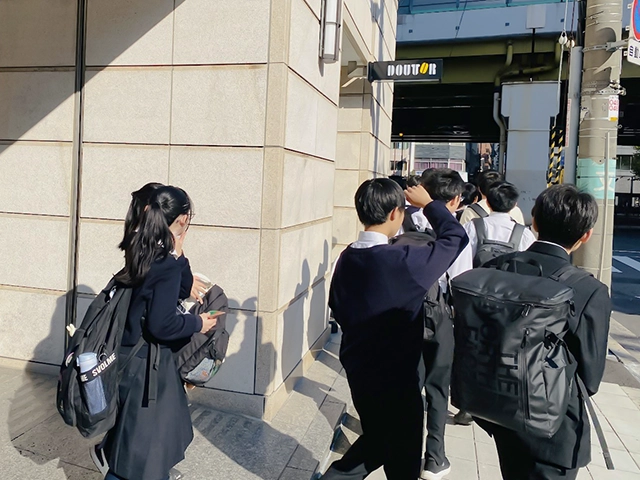 帰路につく受講生たち