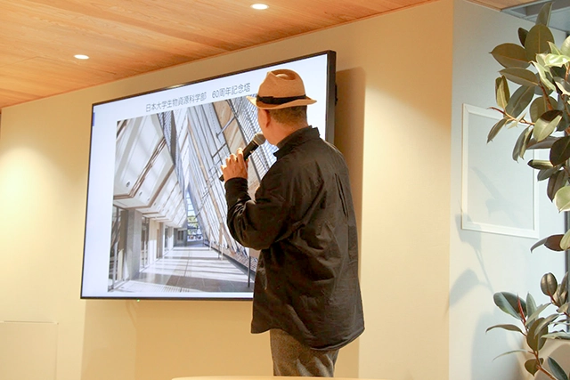 建築の仕事について説明する講師