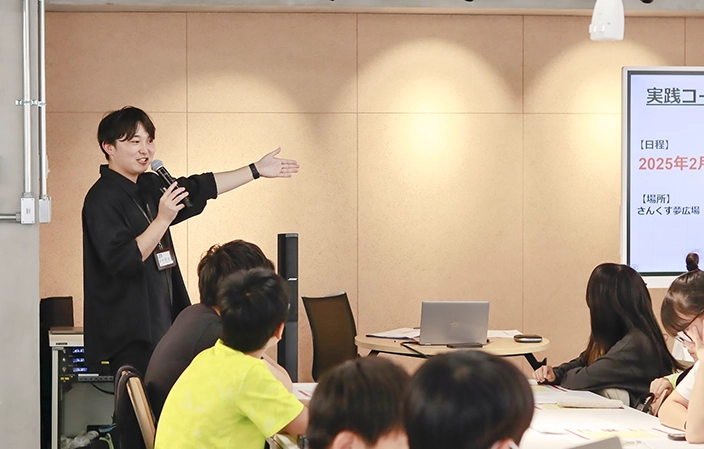 オフィスで説明を受ける受講生たち