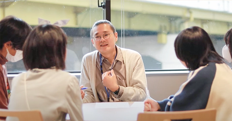 投資家にピッチをする様子