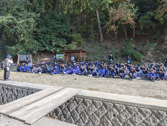 説明を受ける受講生たち