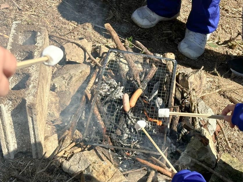 起こした火でバーベキュー