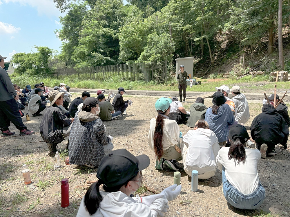 説明を受ける受講生たち